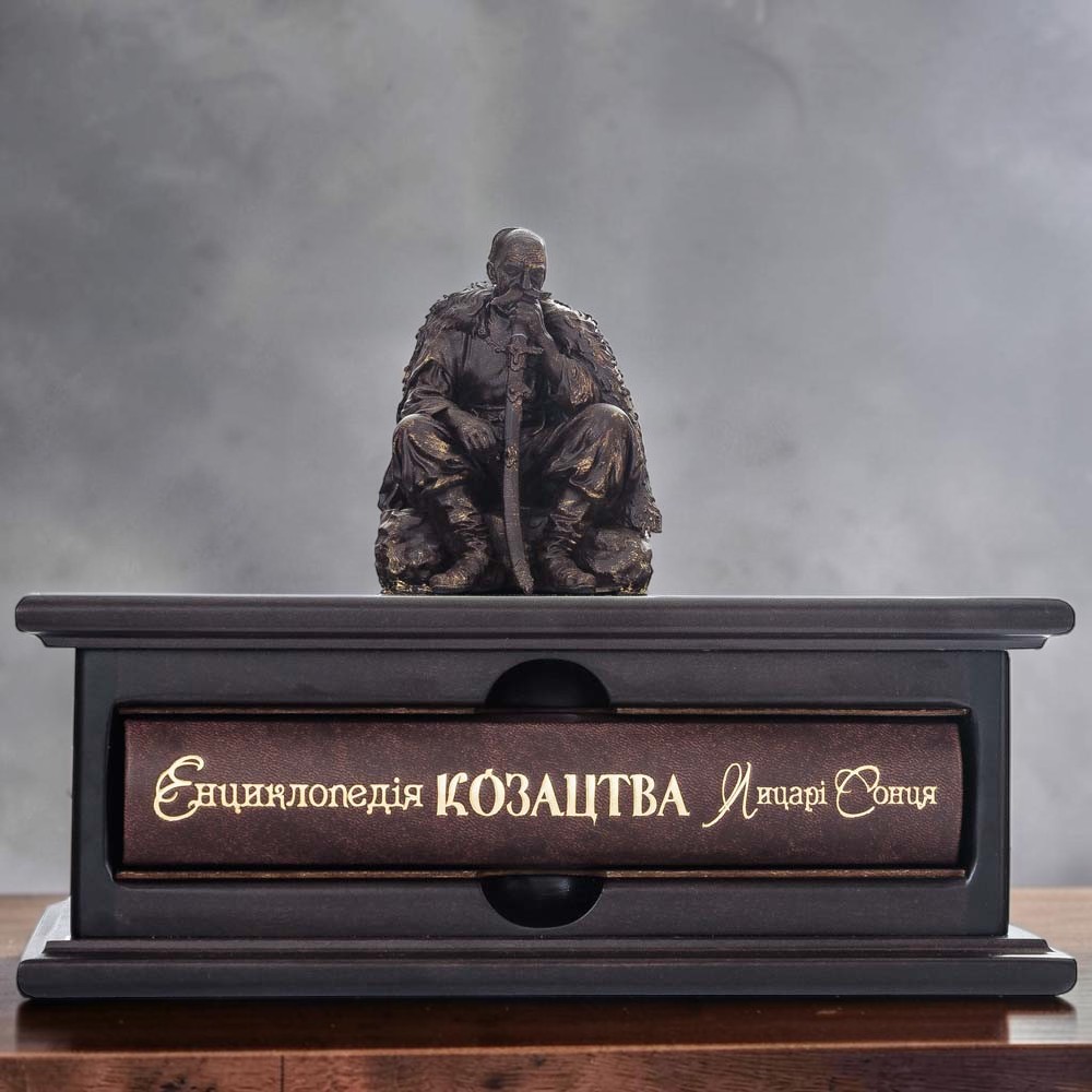 Настільний подарунковий набір «Енциклопедія козацтва. Лицарі Сонця» у дерев’яному кейсі зі скульптурою
